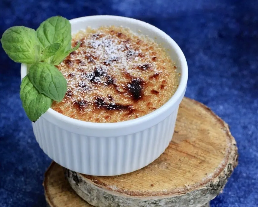 Crème brûlée with caramelized crust