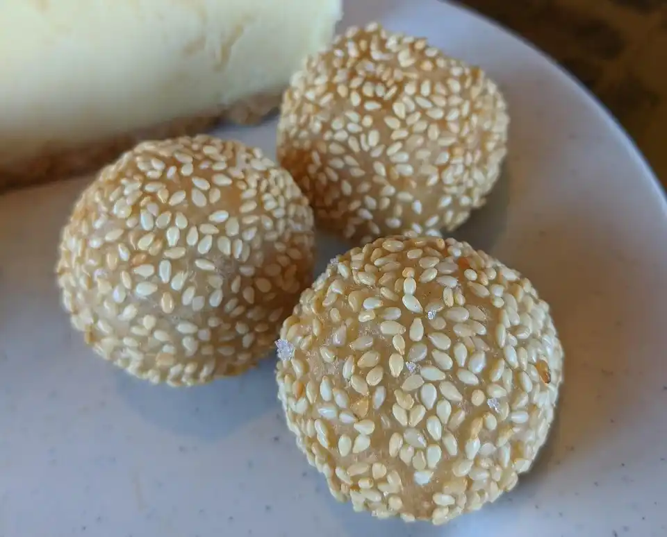 Sesame balls with crispy exterior